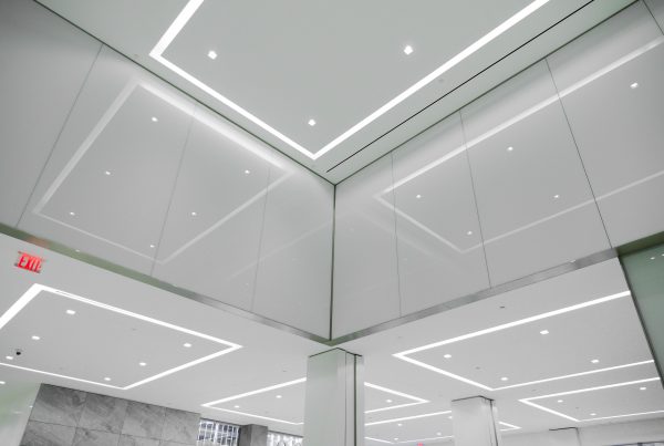 Office tower interior shot of lobby, featuring Oversize laminates with Vanceva White Interlayers.